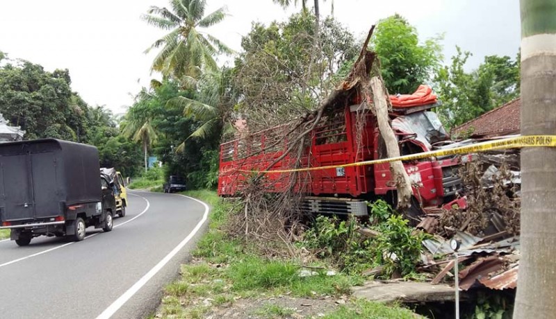 www.nusabali.com-bangkai-truk-maut-belum-dievakuasi