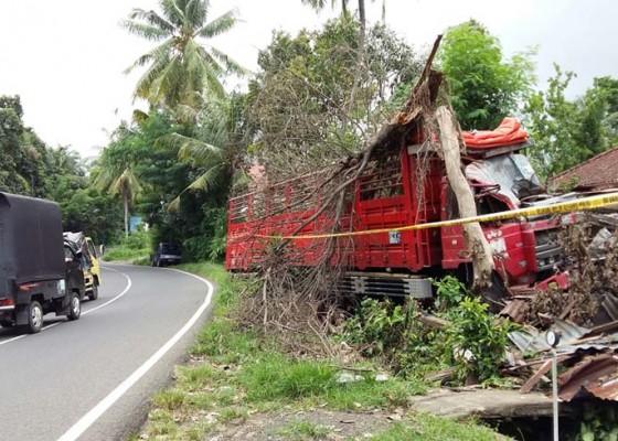 Nusabali.com - bangkai-truk-maut-belum-dievakuasi