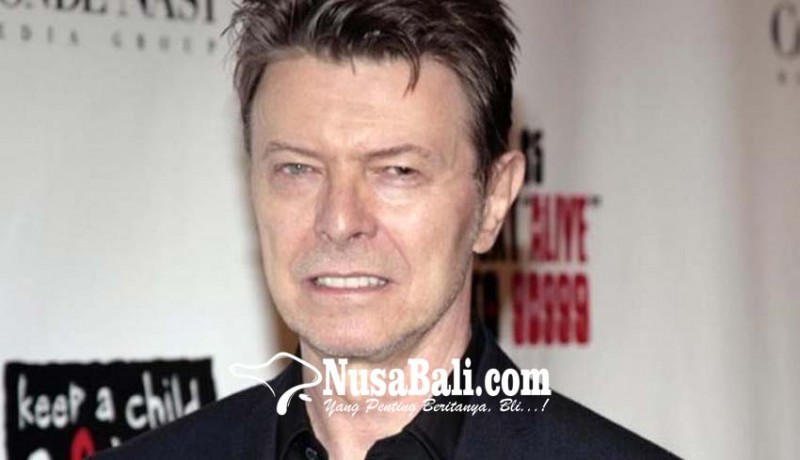 www.nusabali.com-belum-48-jam-patung-david-bowie-dirusak