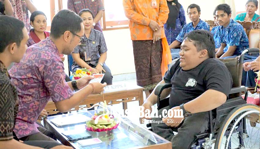 Kpu Badung Simulasi ‘nyoblos Ke Penyandang Disabilitas 