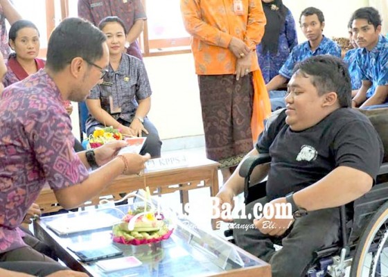 Nusabali.com - kpu-badung-simulasi-nyoblos-ke-penyandang-disabilitas