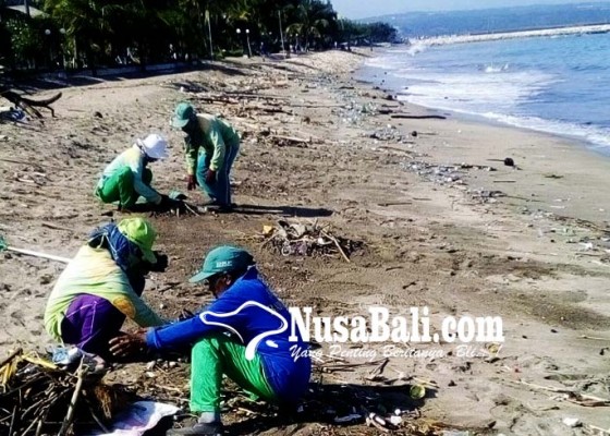 Nusabali.com - pantai-kuta-dan-kedonganan-kembali-penuh-sampah