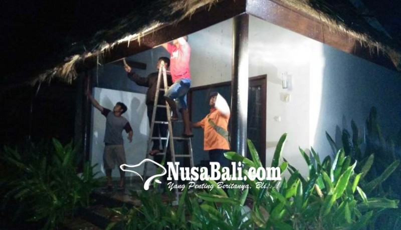 www.nusabali.com-tersambar-petir-hotel-terbakar