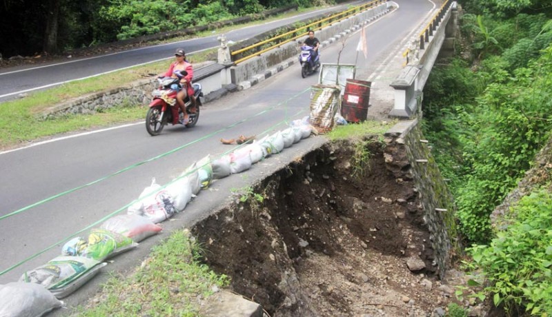 www.nusabali.com-senderan-jembatan-tukad-canggah-jebol