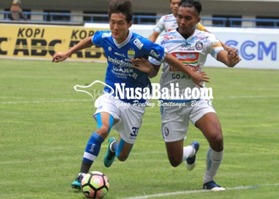 Nusabali.com - penonton-ricuh-persib-tahan-arema