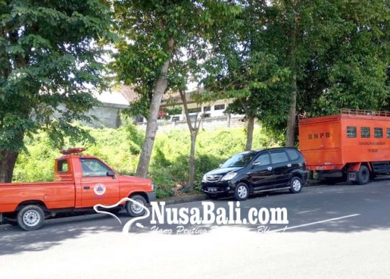 Nusabali.com - kantor-kecil-mobil-operasional-bpbd-tabanan-parkir-di-jalan