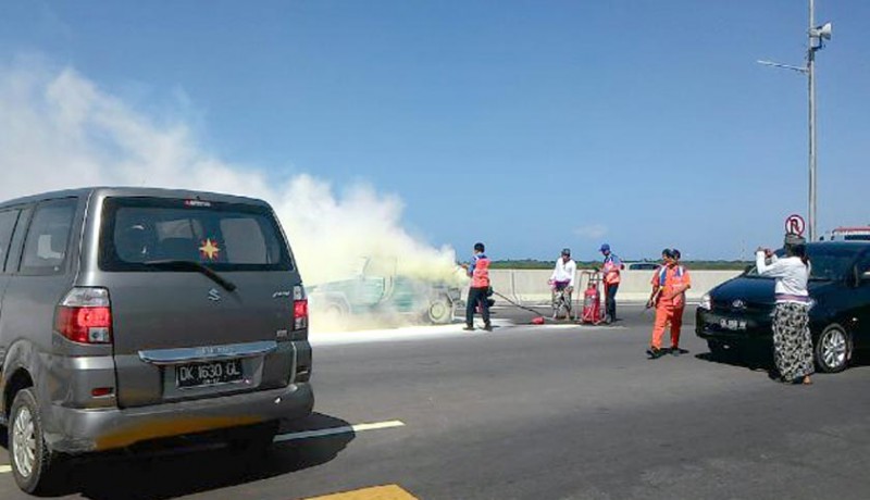 www.nusabali.com-mobil-antik-terbakar-di-gerbang-tol