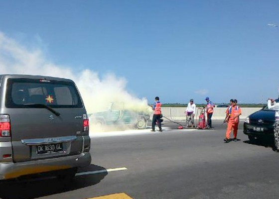 Nusabali.com - mobil-antik-terbakar-di-gerbang-tol