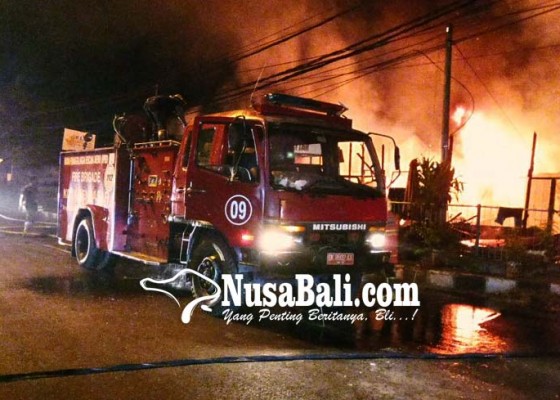 Nusabali.com - diduga-korsleting-listrik-gudang-furniture-terbakar