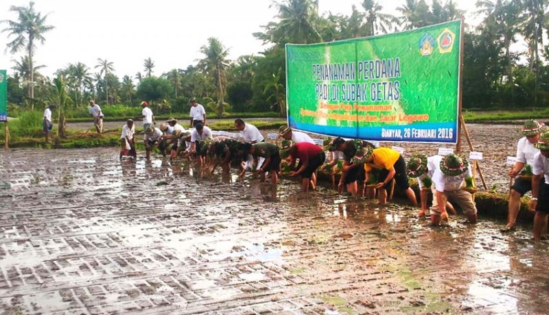 www.nusabali.com-subak-getas-ngotot-tolak-lc