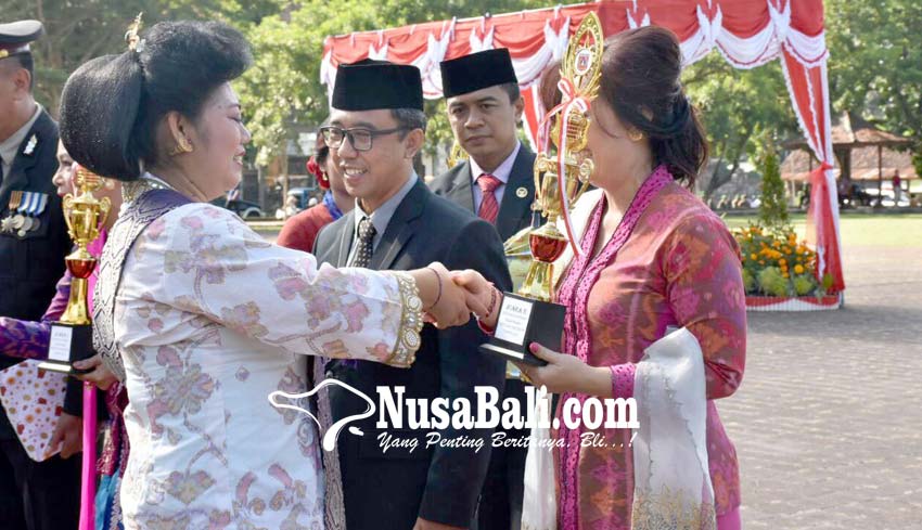 NUSABALI.com - 3 Pasangan Serasi Terima Hadiah Hari Kartini