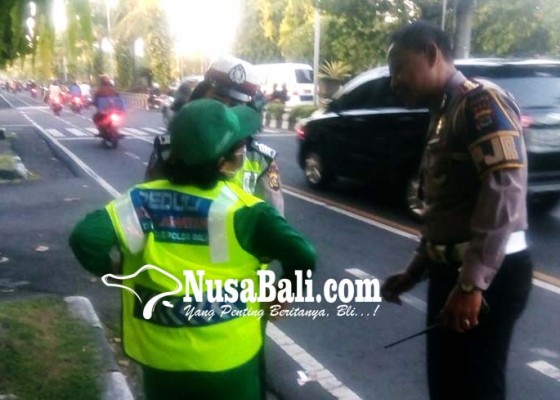 Nusabali.com - dit-lantas-polda-bali-bagikan-rompi-safety-untuk-tukang-sapu