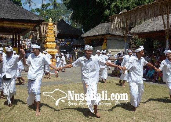 Nusabali.com - siat-sampian-di-pura-samuan-tiga