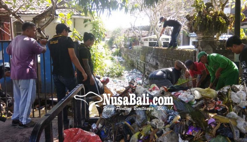 www.nusabali.com-dlh-bongkar-sampah-penyumbat-sungai