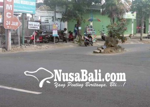 Nusabali.com - pulau-lalu-lintas-moh-hatta-rusak