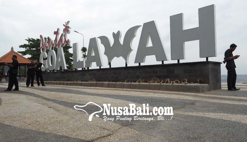 NUSABALI.com - Pengunjung Naiki Tulisan Pantai Goa Lawah