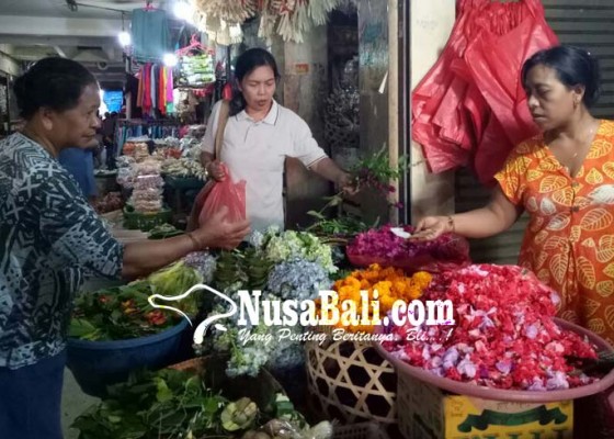 Nusabali.com - jelang-hari-raya-kuningan-harga-bunga-pacah-meroket