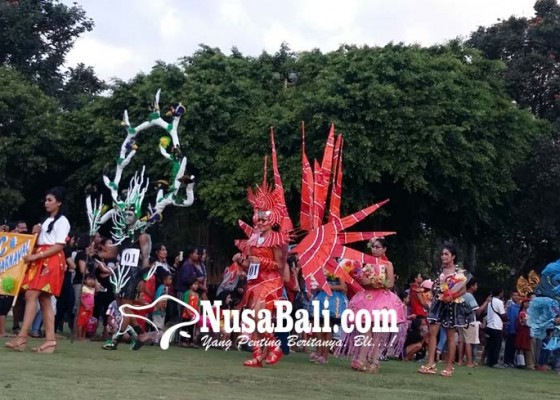 Nusabali.com - fesyen-daur-ulang-dengungkan-bebas-sampah-plastik