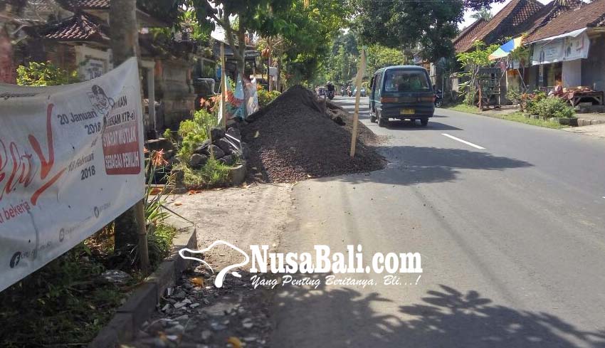 Nusabali Com Pasir Tutup Bahu Jalan Picu Kecelakaan