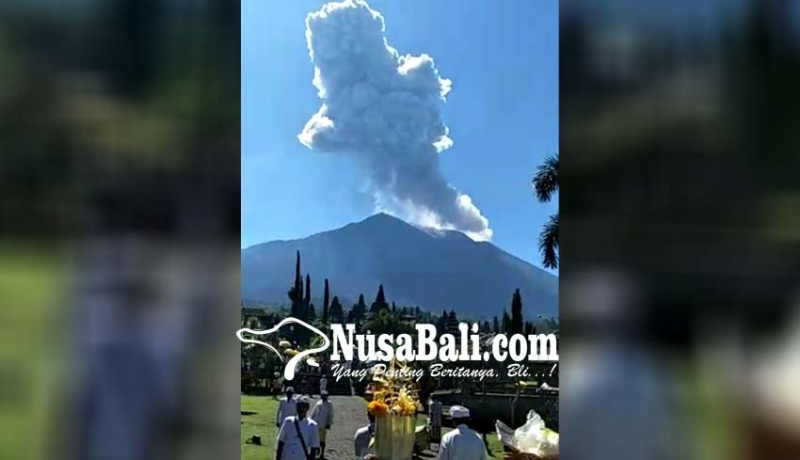 www.nusabali.com-pamedek-abadikan-erupsi-gunung-agung