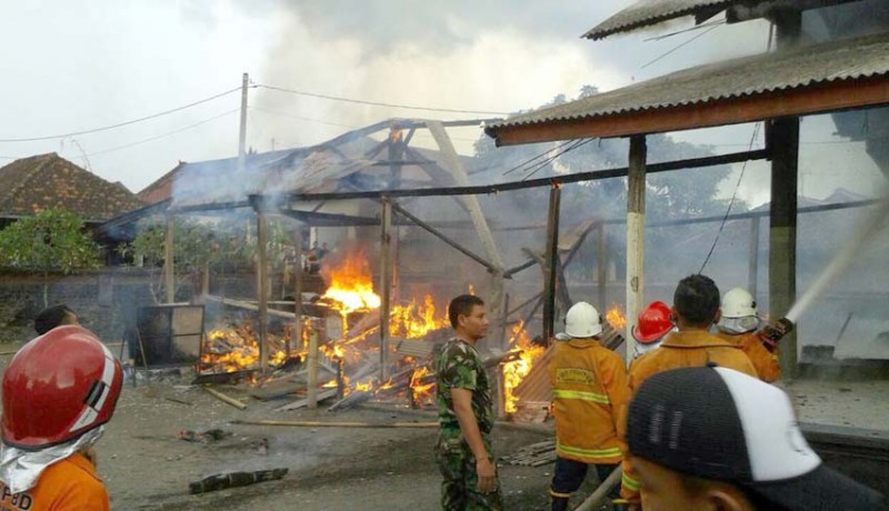 www.nusabali.com-piyasan-pura-puseh-kertasari-terbakar