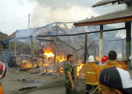 Nusabali.com - piyasan-pura-puseh-kertasari-terbakar