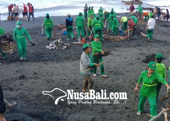 Nusabali.com - hujan-lebat-sampah-serbu-pantai