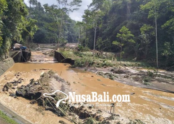 Nusabali.com - dam-tamansari-diterjang-banjir-bandang