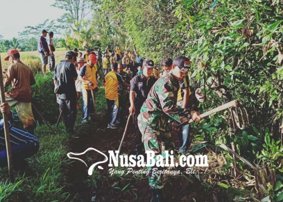 Nusabali.com - polri-dan-tni-perbaiki-jalan-subak