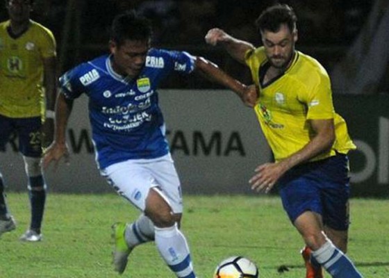 Nusabali.com - diimbangi-persib-barito-ke-puncak-geser-psm