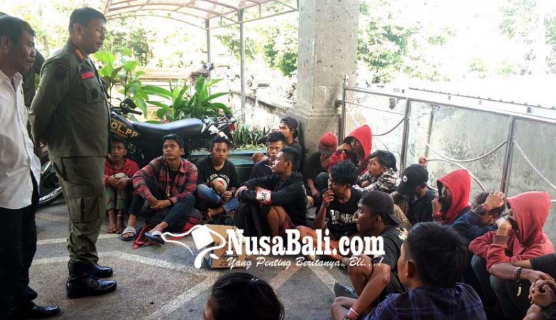 www.nusabali.com-telantar-20-slankers-dipulangkan-oleh-satpol-pp