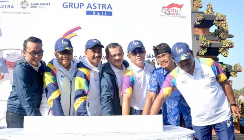 www.nusabali.com-wawali-jaya-negara-terima-torch-relay-asian-games-xviii-melintasi-kota-denpasar