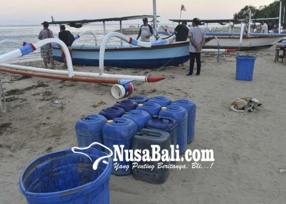 Nusabali.com - gelombang-tinggi-hancurkan-warung-dan-perahu-nelayan