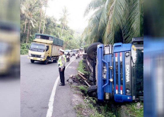 Nusabali.com - diduga-kelebihan-muatan-truk-terguling-di-tanjakan-samsam