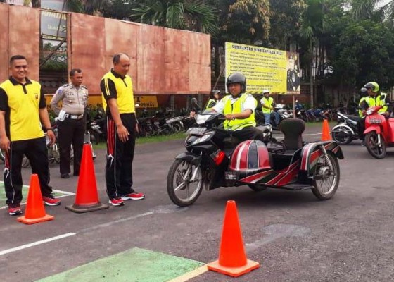 Nusabali.com - polres-gianyar-fasilitasi-8-penyandang-disabilitas-urus-sim-d