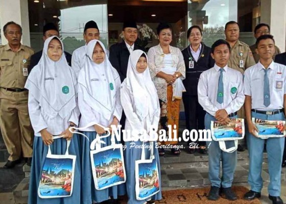 Nusabali.com - bupati-lepas-santri-dan-guru-ke-lomba-nasional