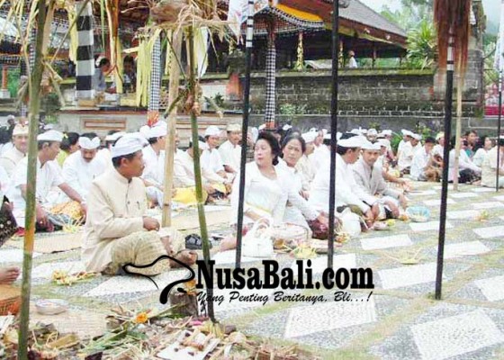 Nusabali.com - pedanda-istri-rai-muput-pujawali-pura-hyang-aluh