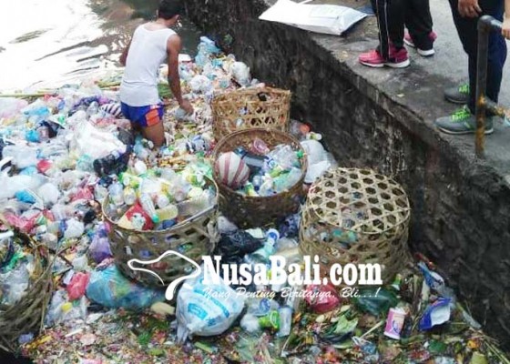 Nusabali.com - ratusan-kilogram-sampah-diangkat-dari-kali-mumbul