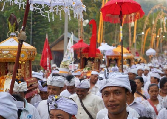 Nusabali.com - ribuan-krama-ikuti-melasti-dengan-gelar-lantaran-sejauh-18-km