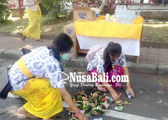 Nusabali.com - siswa-sman-1-amlapura-pungut-sampah