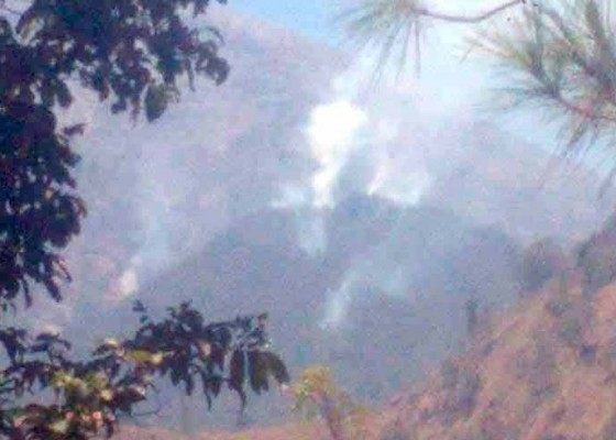 Nusabali.com - lereng-gunung-agung-terbakar