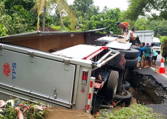 Nusabali.com - truk-terguling-dua-banjar-tak-teraliri-air-pdam