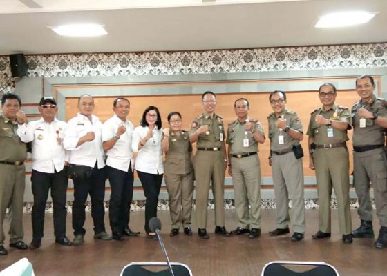 Nusabali.com - satpol-pp-kawal-pergub-hari-busana-aksara-dan-bahasa-bali