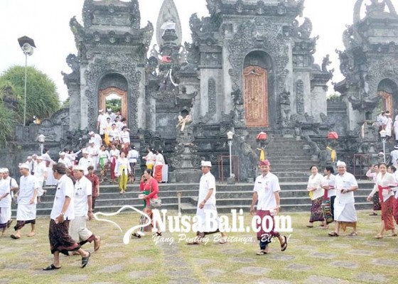 Nusabali.com - bupati-putu-artha-minta-pegawai-jadi-teladan-berbusana-adat-bali