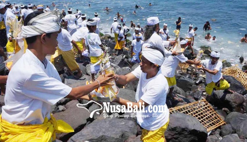 www.nusabali.com-dua-sulinggih-muput-nganyut-mamukur