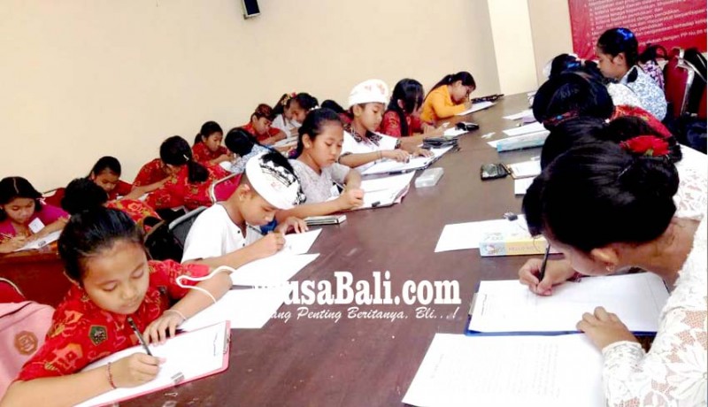 www.nusabali.com-kenalkan-bahasa-ibu-murid-sd-ikuti-lomba-nyurat-aksara-bali