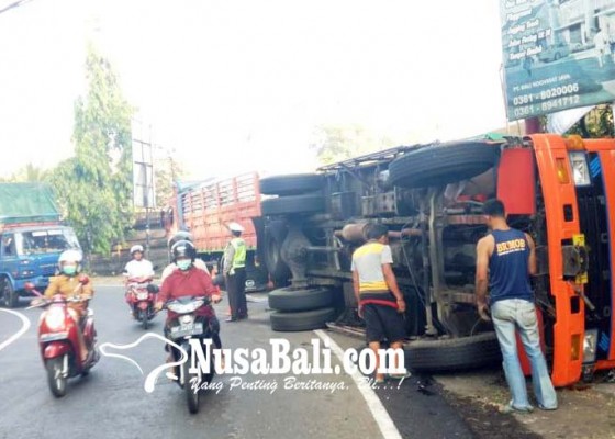 Nusabali.com - truk-alami-rem-blong-25-ton-gula-tumpah