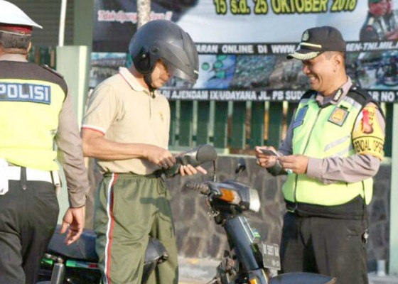 Nusabali.com - polres-jembrana-gelar-razia-di-depan-kodim