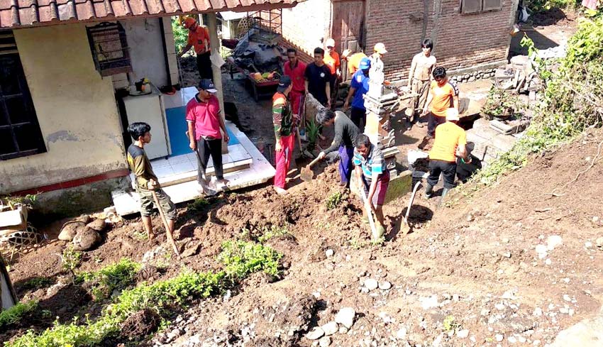 NUSABALI com Hujan Tembok Ambruk Timpa Palinggih