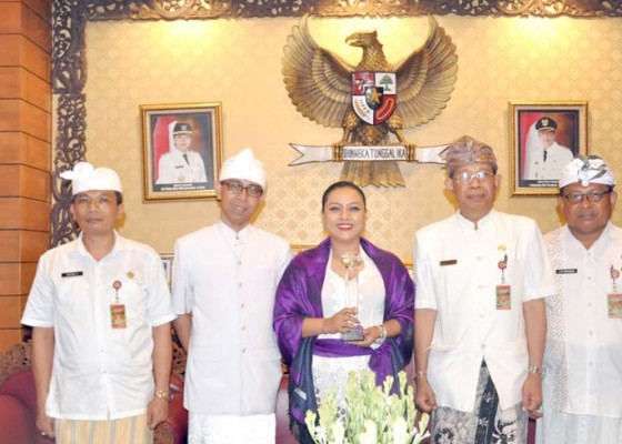 Nusabali.com - bupati-eka-raih-smart-sanitation-award-akkopsi-2018